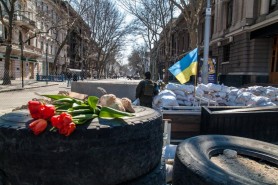 O mamă din Ucraina a fost violată în fața copilului ei, la doar câteva minute după ce soţul său a fost omorât de soldaţii ruşi